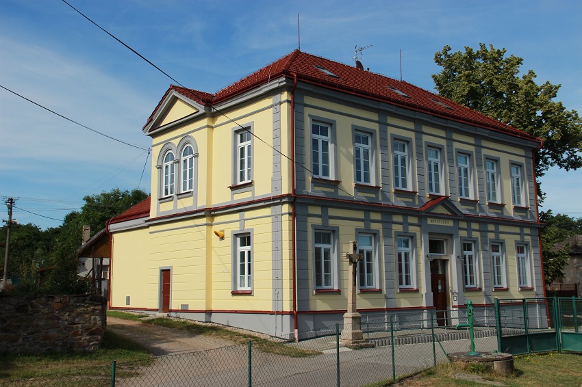 budova základní a mateřské školy Sázavka