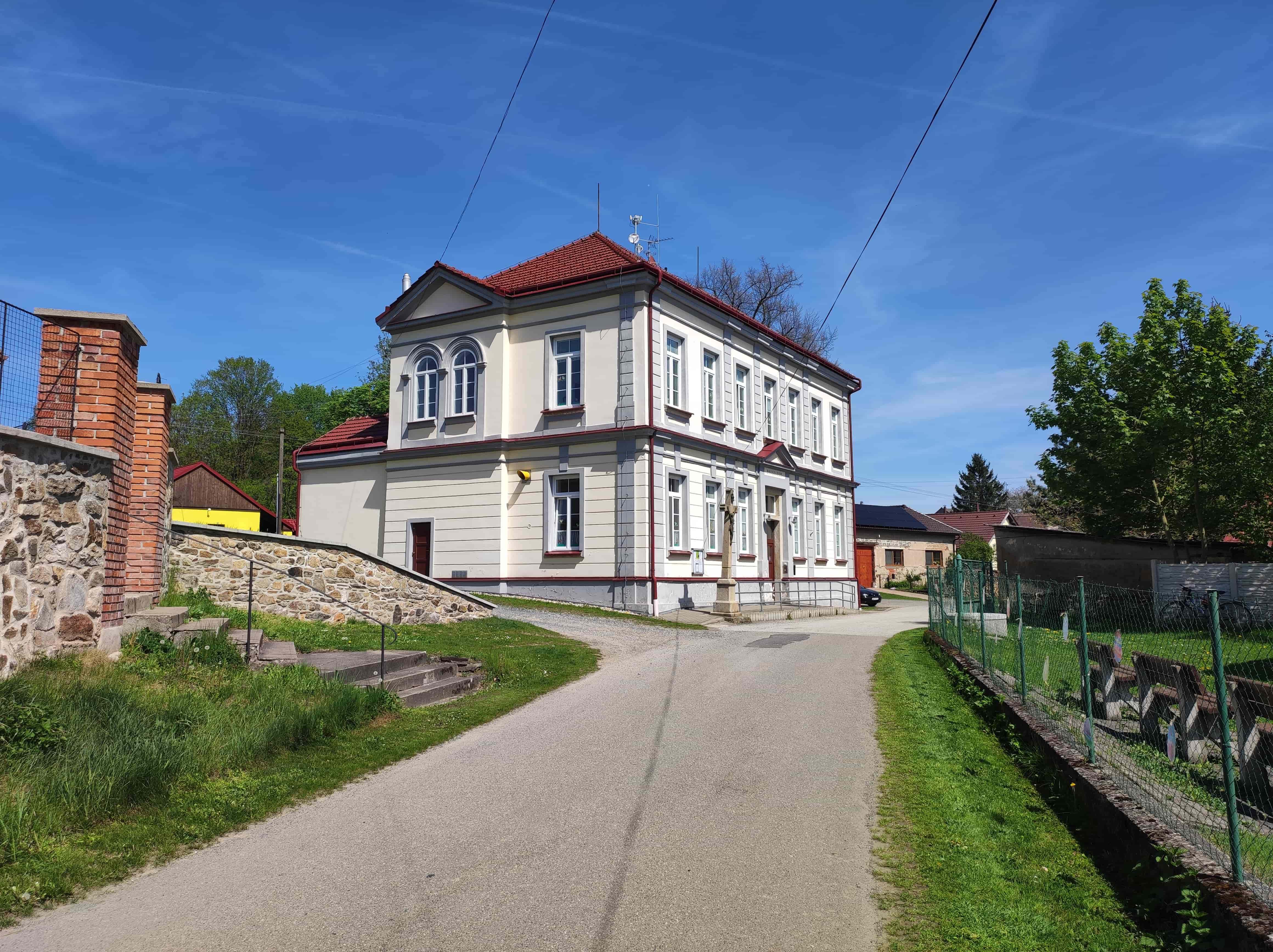 budova základní a mateřské školy Sázavka